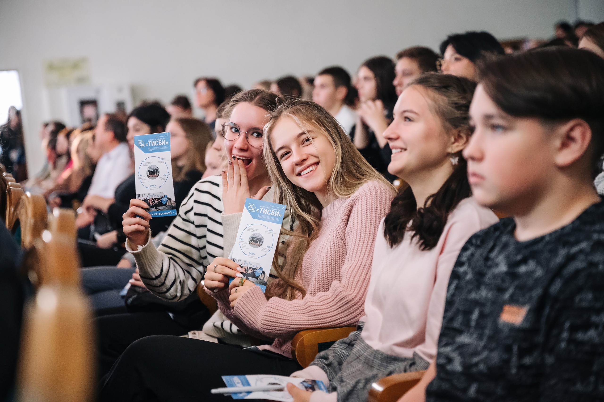 Тиу поступи. Поступление в вуз. Фотосессия в университете. Поступление в вуз картинки. Школьная фотосессия 11 класс.