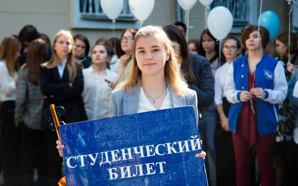 Девушка держит со студенческим билетом