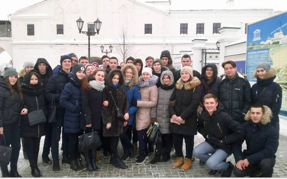 Студенты первого курса юридического факультета около Казанского Кремля
